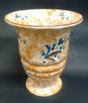 Vaso em porcelana decorada com motivos florais com rico acabamento interno. Peça com marca não legível na base (ver fotos adicionais). Altura 21 cm .