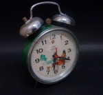 Relógio despertador da década de 70 da marca DAK  modelo Galinha. A cabeça da galinha se mexe conforme os segundos avançam. Relógio funcionando, campainha no estado.