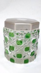 Caixa em cristal com rica lapidação na cores translucida e verde, tampa em prata contrastada. Medidas 8,5 x 8 cm.