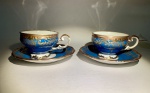 PORCELANA ALEMÃ - Par de pequenas xícaras de coleção para café, ricamente esmaltadas em padrão Bleu du ciel, decoradas a ouro com motivos fitomorfos. Marcadas no fundo com brasão e inscrições: Weimar / made in germany.