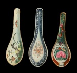 PORCELANA ORIENTAL - Três colheres para sopa em porcelana chinesa. Diferentes decorações com motivos típicos. Presença de selo vermelho em duas. Medidas aproximadas: 14 cm.