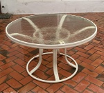 MESA PARA JARDIM / PISCINA / ÁREA EXTERNA. Formato de tulipa, adquirida em 1991 na loja, 'Se Essa Rua Fosse Minha'- Al. Bela Cintra- Cerqueira César Sp. Medidas. Circunferência; 123 cm x 67 cm de altura. Vidro em perfeito estado. Soldas em perfeito estado. Necessita limpeza e retoques na pintura. Retirada em Armação dos Búzios. Rio de Janeiro, ou a combinar.