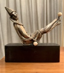 ART DECO - MARCEL BOURAINE. ESCULTURA EM ALUMÍNIO E MARFIM, CIRCA 1920, REPRESENTANDO "ARLEQUIM EQUILIBRISTA". CONSTA RETRATADA NO LIVRO, "BRIAN CATLEY". ASSINADA NA BASE DE GRANITO NEGRO. MEDIDAS: