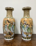 ARTE ORIENTAL -  PAR DE VASOS EM PORCELANA CHINESA, ESMALTADOS AO GOSTO SATSUMA EXPORTAÇÃO, REPRESENTANDO CENAS DA CORTE (IMPERADOR E SUAS ESPOSAS). MEDIDAS: 62 DE ALRURA X 23 DE DIÂMETRO. UM VASO COM BOJO QUEBRADO.