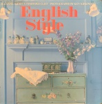 ENGLISH STYLE - 288 PÁGINAS com centenas de fotografias de ambientes tradicionais e ambientes modernos. Soluções de espaços e decoração com elementos em madeira ao gosto inglês. Bom estado de conservação. Sobre capa com pequeno rasgado na lombada inferior.