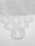 Lote de 6 petisqueiras redondas em cristal ricamente trabalhado. Medindo 14cm x 3cm de altura.