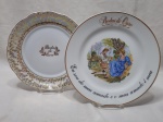 Lote de 2 pratos decorativos em porcelana. Medindo o maior 26cm de diâmetro.