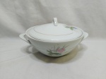 Sopeira redonda com 2 alças e tampa em porcelana Renner floral com friso ouro. Medindo 21,5cm de boca x 9,5cm de altura.