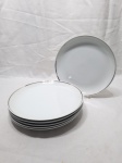 Jogo de 6 pratos rasos de mesa em porcelana Schmidt Moellmann, friso prata. Medindo 24,5cm de diâmetro.