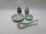 Lote de 2 pequenos potiches, 2 bowls e 1 colher em porcelana oriental decorado com flores. Medindo o bowl maior 10cm x 2,5cm de altura.