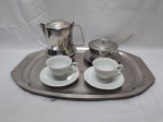 Lote de servir café, composto de bandeja, bule e açucareiro em aço inox e par de xícaras em porcelana. Medindo a bandeja 42cm x 29cm.