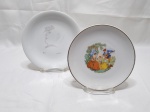 Lote de 2 pratos decorativos em porcelana. Medindo 19cm de diâmetro.