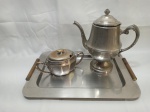 Bandeja retangular em aço inox, bule em metal prateado, açucareiro em prata 90. Medindo a bandeja 38cm x 28cm.