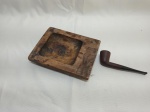 Cinzeiro e cachimbo em madeira. Medindo 18cm x 14cm x 3,5cm de altura.