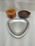 Lote de petisqueira triangular em aço inox, bowl e potiche em cerâmica. Medindo a petisqueira em inox 25cm x 25cm.