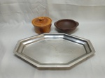 Lote de travessa facetada em aço inox, bowl e potiche em cerâmica. Medindo a travessa em inox 41cm x 25cm.