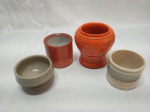 Lote de 4 vasos, cachepot, sendo 3 em porcelana e 1 em cerâmica. Medindo o maior 11cm de altura.