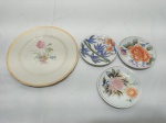 Lote de 4 pratos decorativos em porcelana floral. Medindo o maior 16cm de diâmetro.