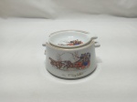 Suporte com 4 cinzeiros em porcelana com estampa de carruagem e friso ouro. Medindo o suporte 8,5cm x 5cm de altura, cinzeiros 7cm de diâmetro.