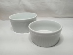 Jogo de 2 travessas redondas, bowls em porcelana branca com lateral canelada. Medindo o maior 18,5cm x 9cm de altura.