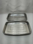 Par de tabuleiros retangulares em aço inox 18/8 Tramontina. Medindo 33cm x 22cm x 3,5cm de altura.