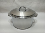 Panela caçarola com 2 alças e tampa em aço inox 18/8 Tramontina, fundo triplo. Medindo 22,5cm x 11,5cm de altura.