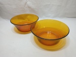 Lote de 2 travessas redondas funda, bowl em vidro marrom. Medindo 23cm x 9cm de altura, uma delas com pequeno bicado.