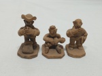 Lote de 3 enfeites em terracota crua. Medindo o maior 5,5cm de altura.