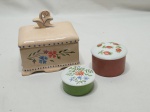 Lote de 3 caixas decorativas em porcelana. Medindo a maior 10,5cm x 7,5cm x 5,5cm de altura. Leve bicado.