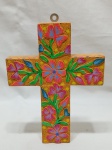 Lindo crucifixo para pendurar em madeira ricamente pintado com flores. Medindo 15cm x 20cm.