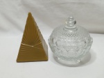 Lote de enfeite de pirâmide em porcelana e compoteira em vidro moldado. Medindo a compoteira 15cm x 7,5cm de altura sem tampa.