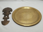 Lote de enfeite inca e prato medalhão em metal dourado. Medindo o prato 30cm de diâmetro.