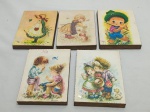 Lote de 5 quadros decorativos em madeira com desenhos de crianças. Medindo 14cm x 10,5cm.