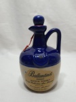 Garrafa vazia do whisky Ballantines em porcelana azul cobalto. Medindo 21cm de altura.