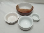 Lote de 4 bowls, sendo um em cerâmica e 3 em porcelana. Medindo o maior 17cm x 5,5cm de altura.