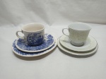 Lote de 2 trios de chá com bolo em porcelana. Medindo a xícara azul 9cm x 7cm de altura.