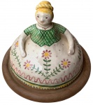 Antiga queijeira em porcelana pintada a mão representando uma dama com base em madeira nobre. Medida 26x20cm