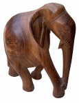 Antiga escultura representando um elefante em madeira nobre esculpido a mão. Medida: 10x18x23cm