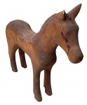 Antiga escultura representando um cavalo em madeira nobre esculpido a mão. Medida: 32x25cm