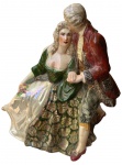 Antiga e belíssima escultura em porcelana representando casal de fidalgos com rica policromia em cena galante. Medida: 35x30x17cm