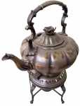 Antigo samovar em metal prateado ricamente trabalhado e desenhado. Medida: 15x19x38cm