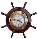 Curioso relógio "QUARTZ" confeccionado a partir de um timão marcado "ROYAL MARINER" com detalhes em metal dourado. Medida: 59cm