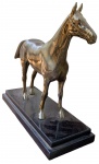 Belíssima escultura de um cavalo em metal dourado ricamente trabalhado, base em mármore. Medida: 40x28cm (Discreto restauro no rabo)