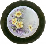 Prato decorativo em porcelana assinado "Luci Heide 81". Medida: 31cm