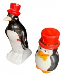 Lote contendo 2 esculturas representando pinguins em porcelana pintada. Medida maior: 20; Menor: 13cm