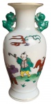 Belíssimo vaso chines em porcelana pintada a mão, alças trabalhadas com figuras de dragões. Medida: 19cm