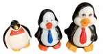 Lote contendo 3 esculturas representando pinguins em porcelana pintada. Medida maior:  16cm; Menor: 10cm