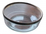 Antigo bowl em grosso vidro com detalhes em metal prateado em sua borda. Medida: 24x10cm