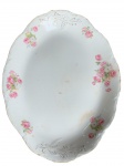 J & G MEAKIN - Antiga travessa oval em porcelana inglesa nos tons de branco decorada com flores e folhas em policromia com detalhes em douração. Século XIX. Medida: 40x32cm