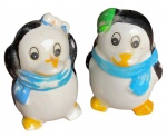 Par de pinguins em porcelana pintada, contendo desgastes do tempo. Medida: 7cm